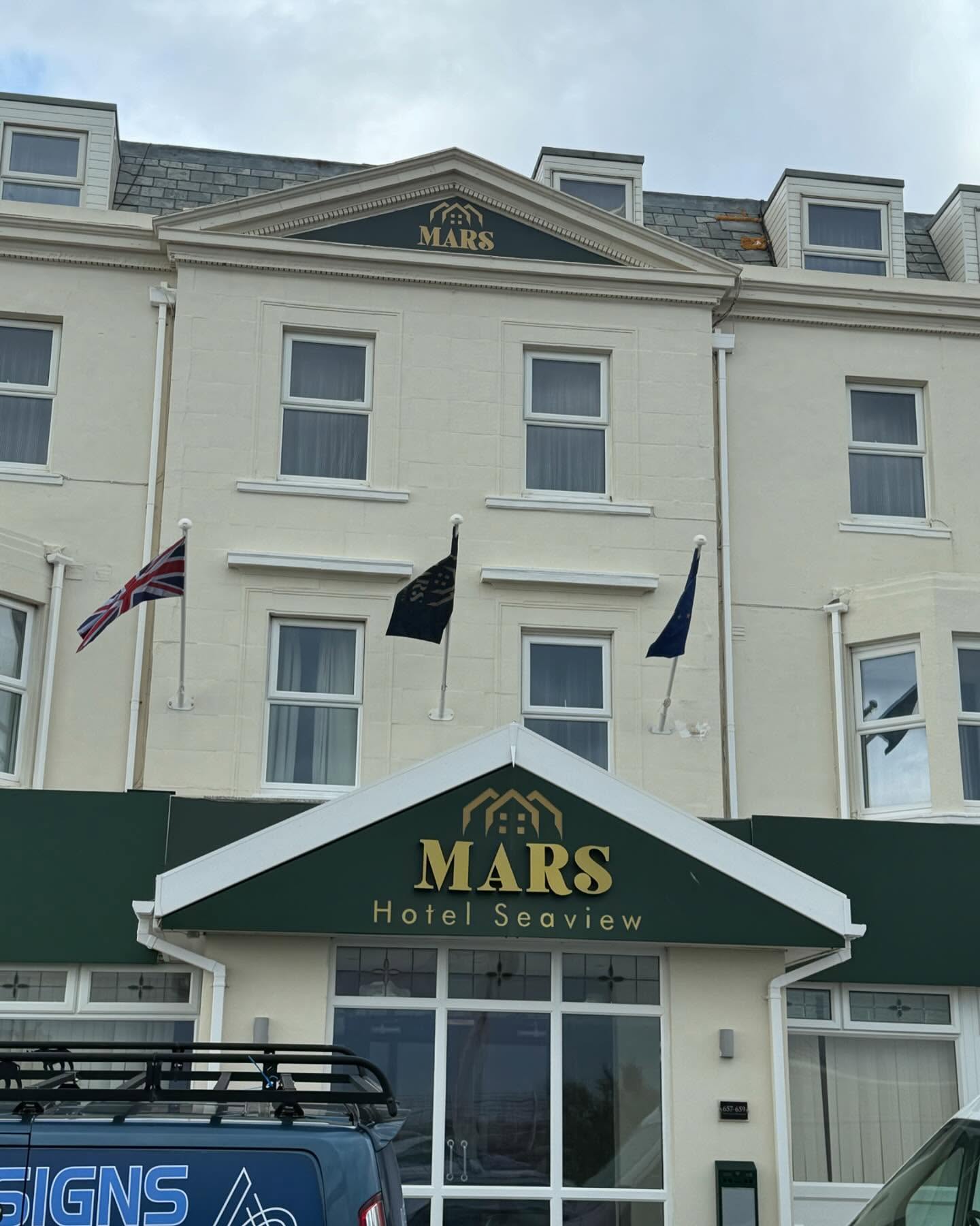 Outdoor illuminated hotel sign designed and installed by Ashton Signs